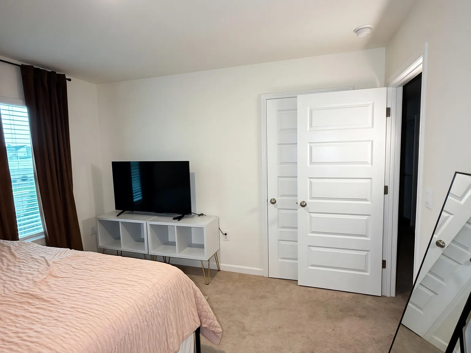 2 bed, 1.5 bath, 2400 sqft, $815 — Photo 2
