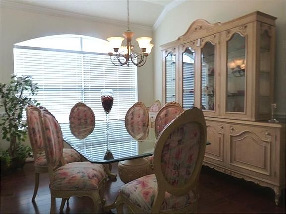 Settle in to this lovely sunlit dining room!