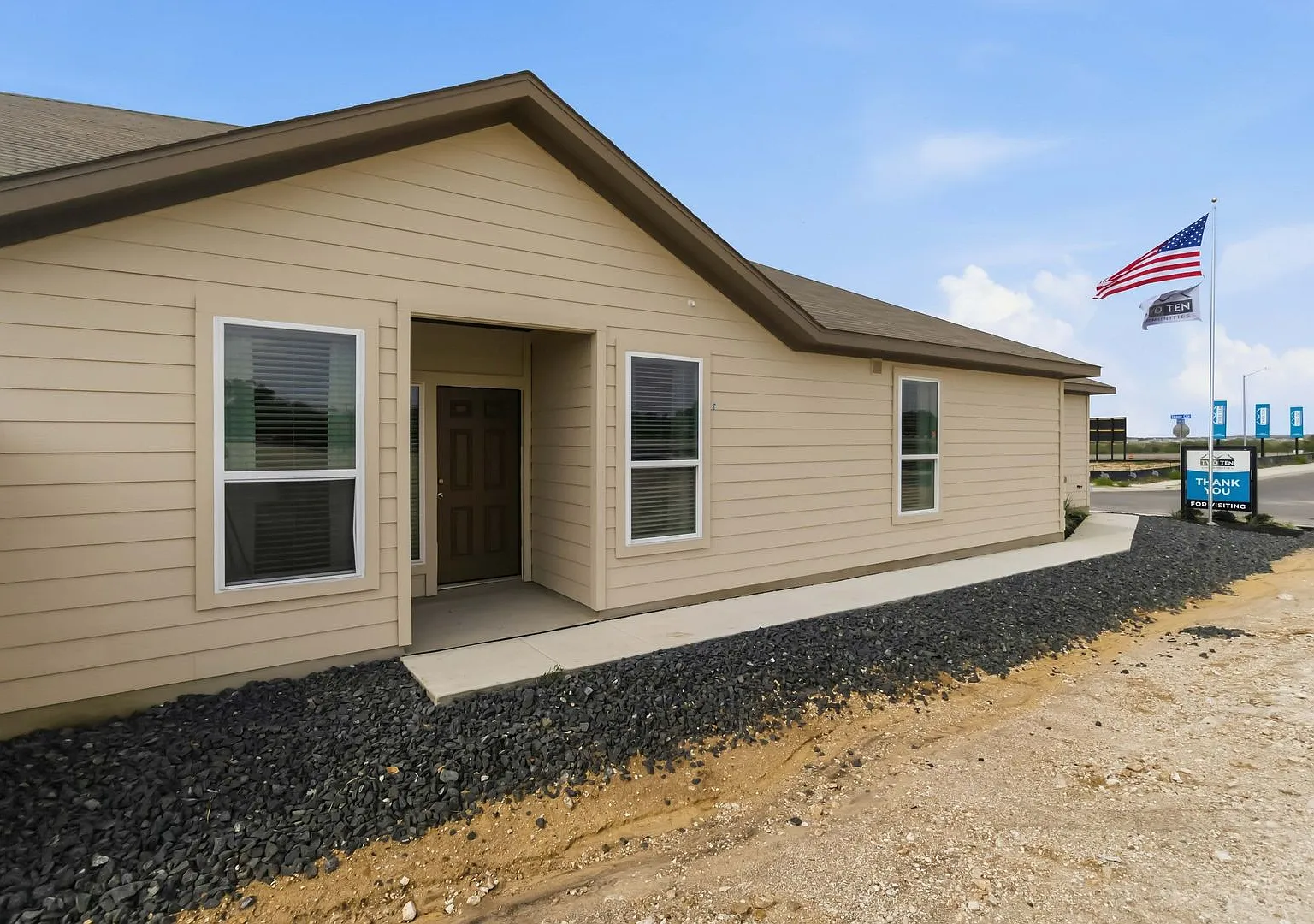 6 Weeks Free Move-In Special! Brand New 3 Bed / 2 Bath Townhome Modern Kitchen + Private Yard — Photo 4