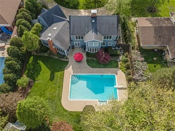 0N543 Herrick Dr, Wheaton, IL 60187