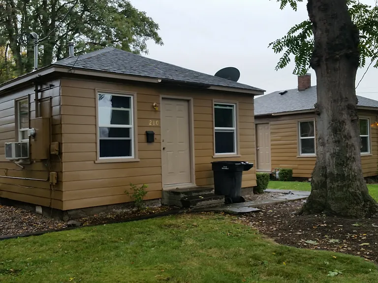 210 E Oak St — Photo 1