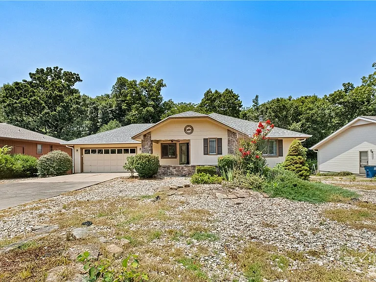 13 Yarmouth Dr — Photo 2
