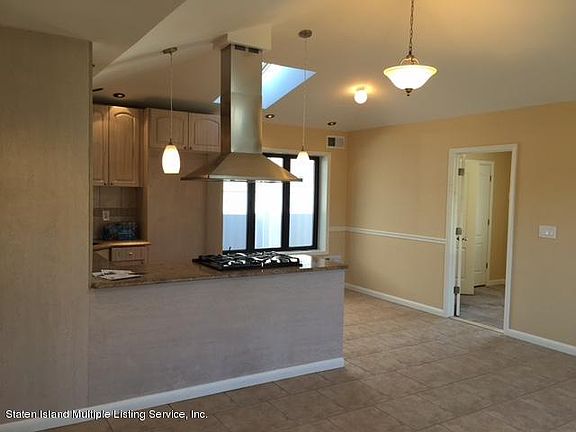 4th image of 35 Albourne Ave E