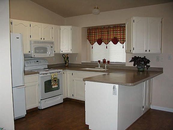 kitchen has plenty of couterspace and new appliances