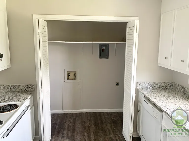 310 Devonwood Ct — Photo 8