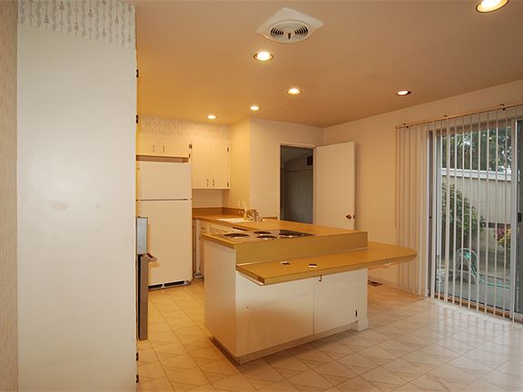 5th image of 10609 NE 45th St