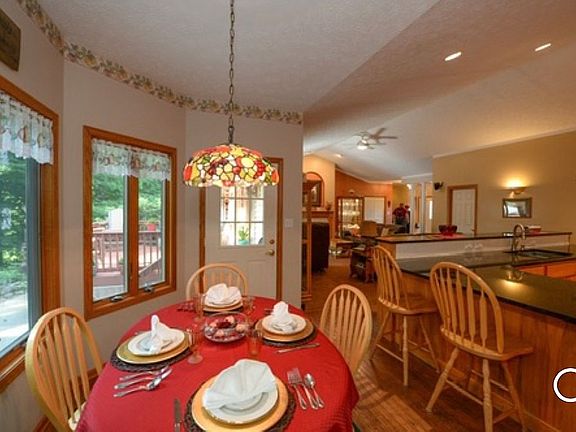 Large breakfast nook!