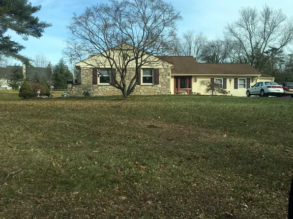 1 Wedgewood Dr, Blue Bell, PA 19422