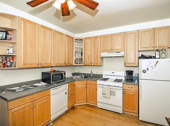 2nd image of 1931 W Larchmont Ave #1