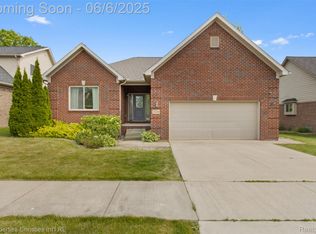 21109 Oak Ridge Dr, Clinton Township, MI 48036