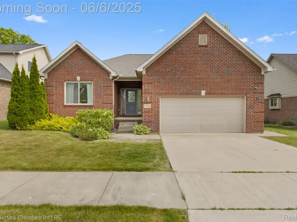 21109 Oak Ridge Dr, Clinton Township, MI 48036