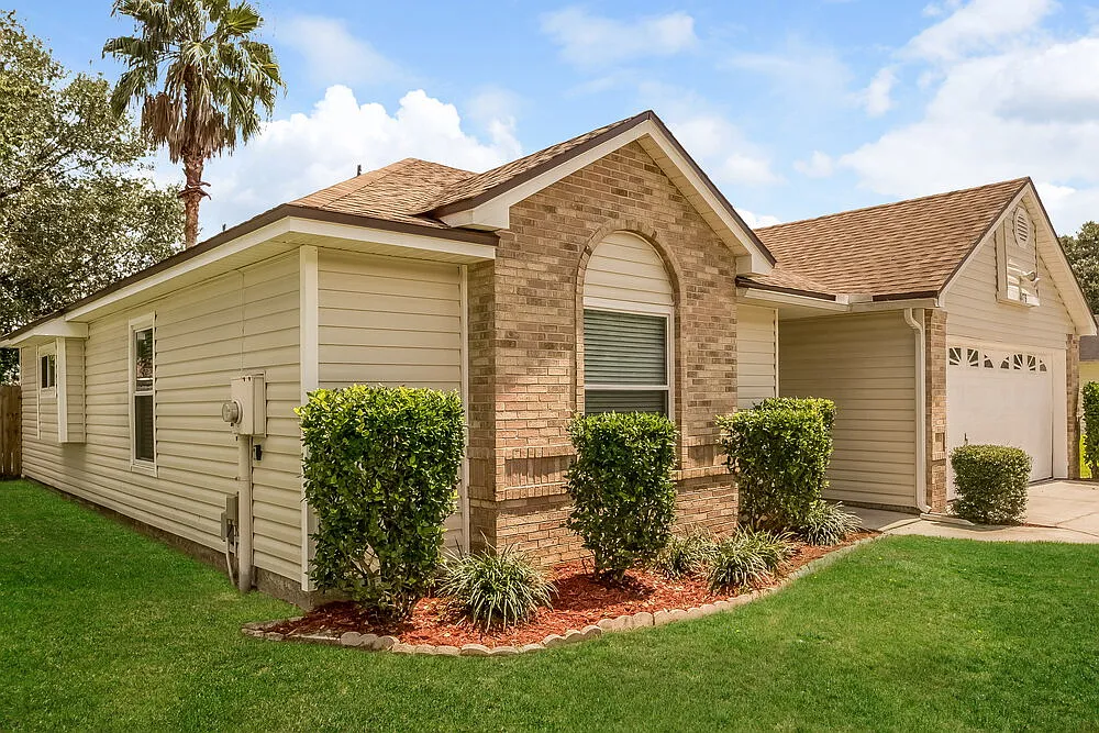 3 bed, 2.0 bath, 1359 sqft, $2,960 — Photo 2