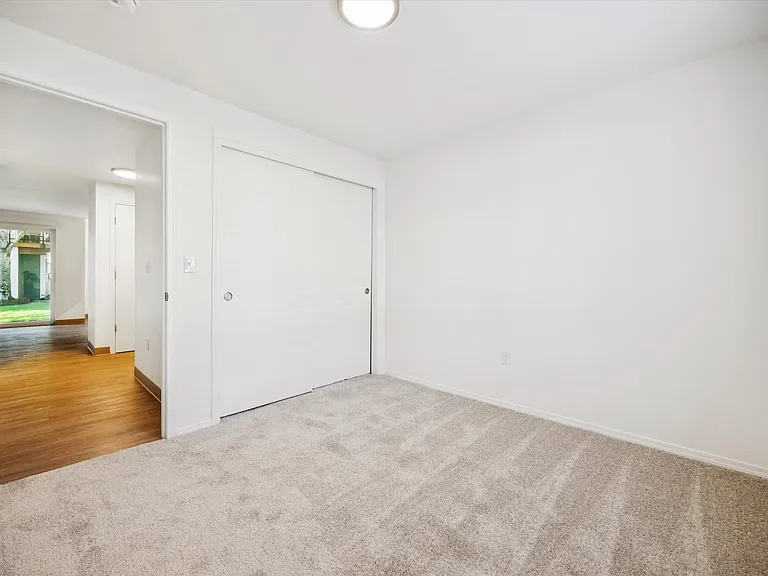 Crestbrook Apartments — Photo 9