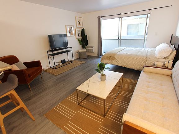 3rd image of 7513 Fountain Ave #218