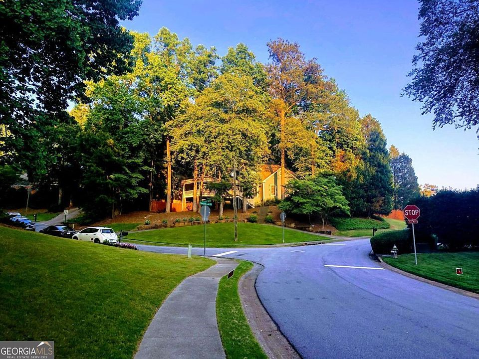 1st image of 880 Chestnut Lake Dr NE