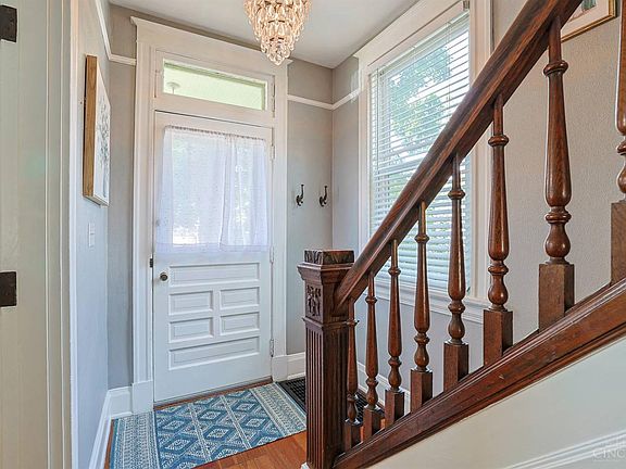 5th image of 3846 Mount Vernon Ave