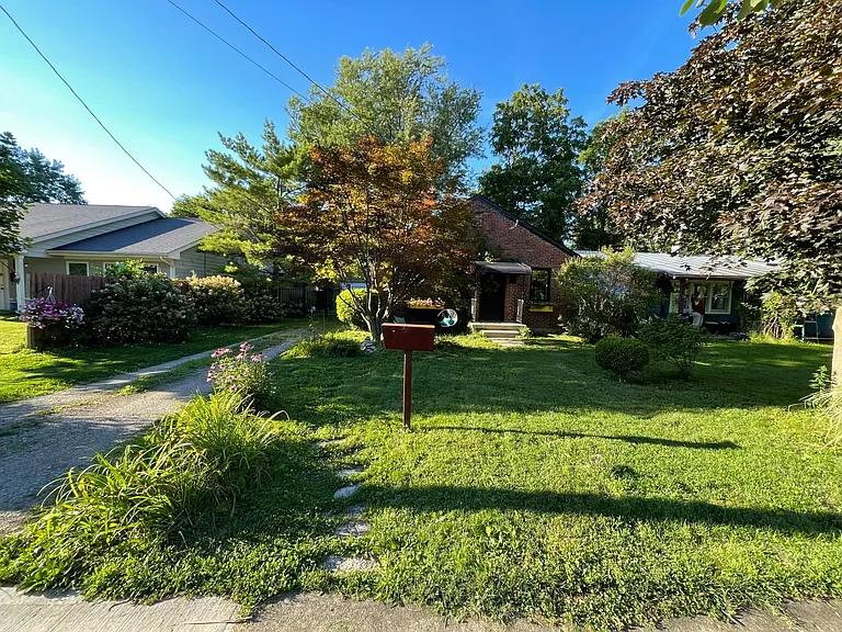 327 W Davis St — Photo 17