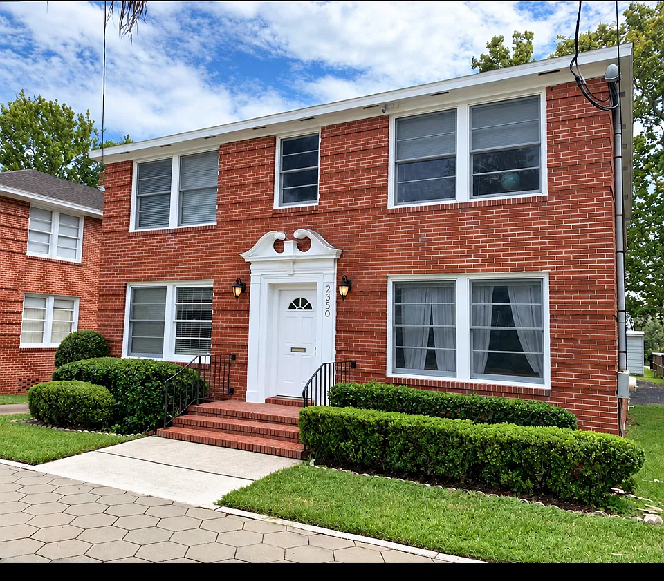 2350 Oak Street — Photo 1