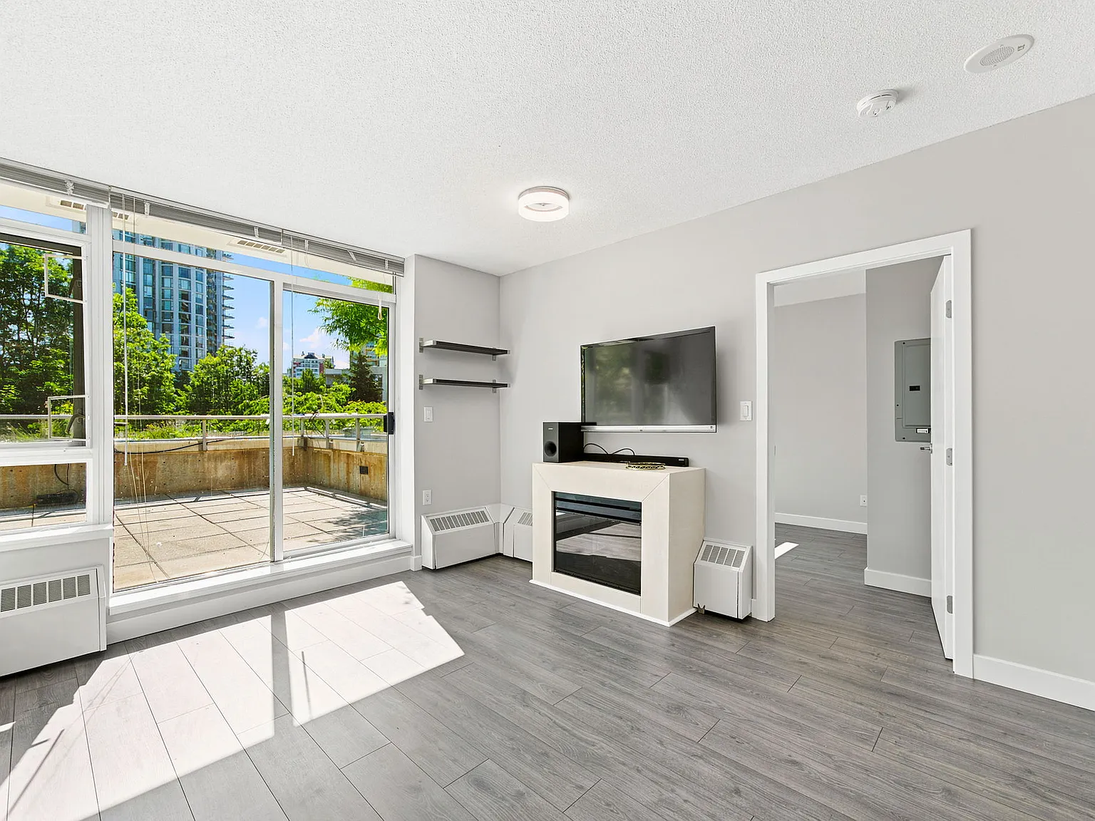 2 bed, 827 sqft, $3,400 — Photo 3