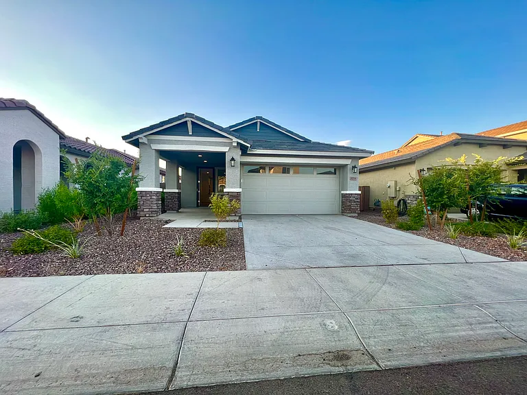 9214 W Roma Ave — Photo 3