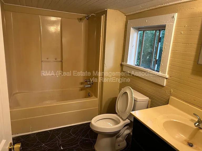 503 Hallyburton St — Photo 2