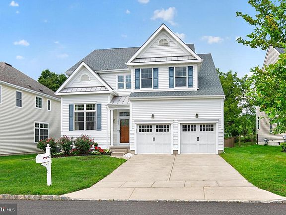 3rd image of 127 Starboard Way