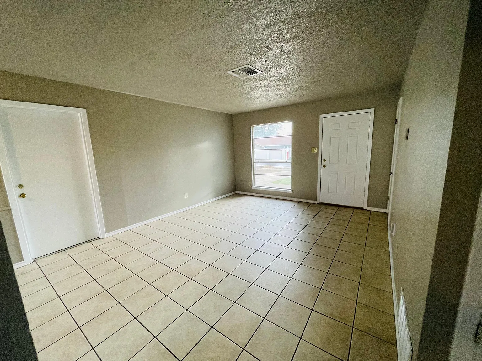 3 bed, 1.5 bath, 870 sqft, $1,250 — Photo 3