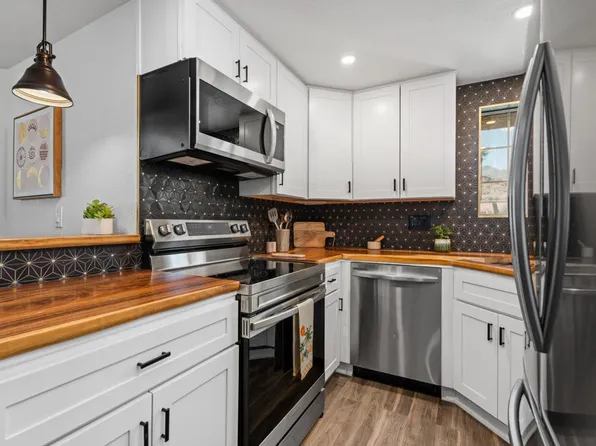 2700 Lawrence Crossley Rd Unit 105, Palm Springs, CA 92264