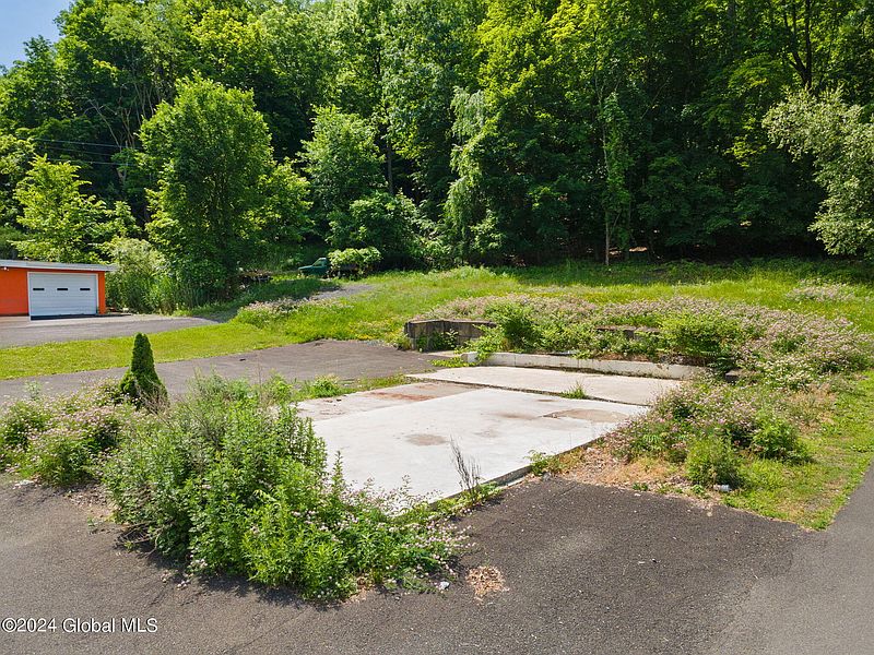4th image of 10 Spring Avenue