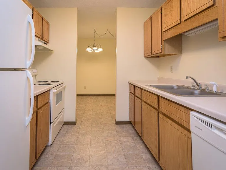 Silver Oaks Court Apartments — Photo 10
