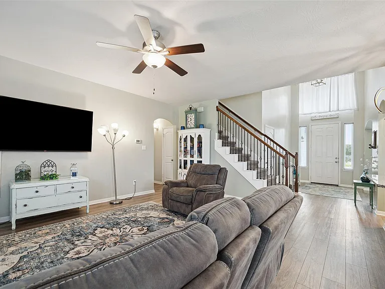 312 Brocks Ct — Photo 6