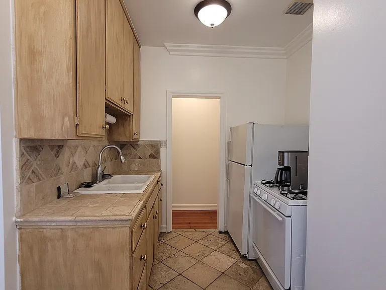 Reeves Apartments — Photo 27