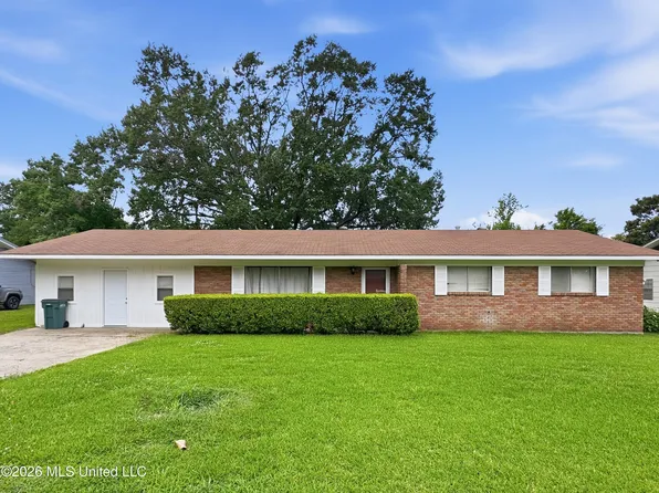 1935 Country Club Dr, Yazoo City, MS 39194