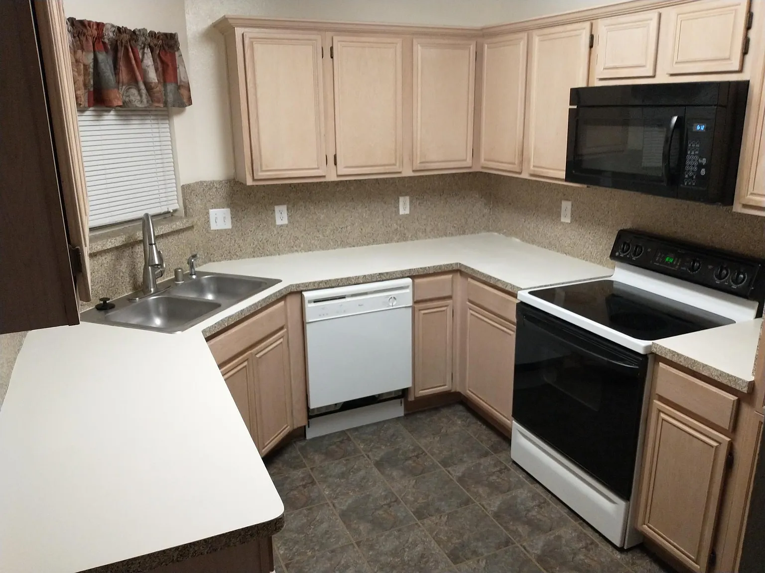 3 bed, 1325 sqft, $1,980 — Photo 2
