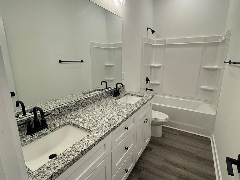 331 E Lowrance Ave — Photo 11