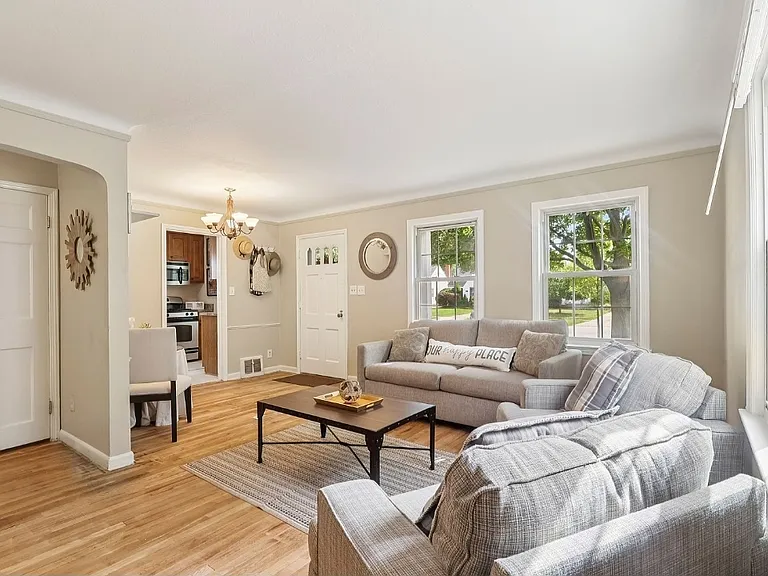 446 Huntmere Dr — Photo 4