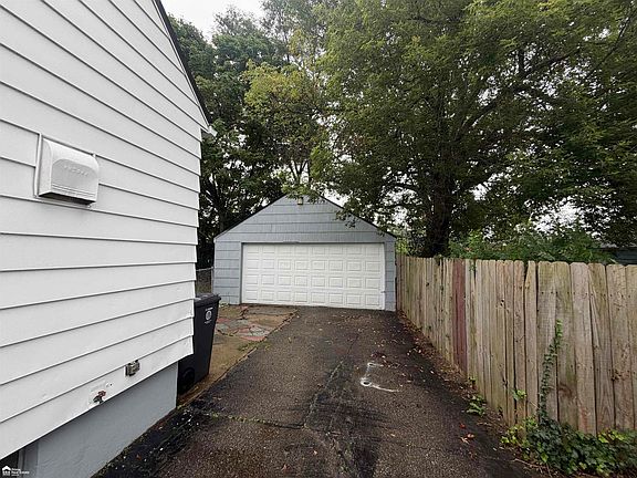 2nd image of 3513 Yale St