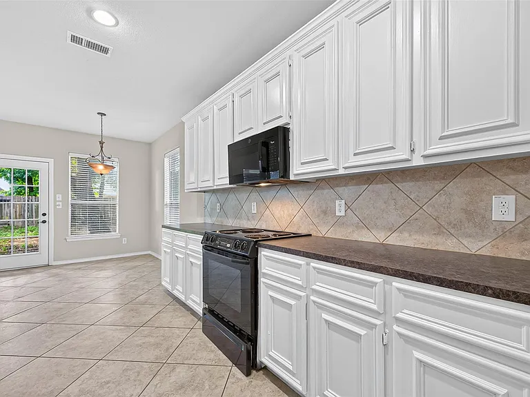 1807 Katlyn Ln — Photo 16