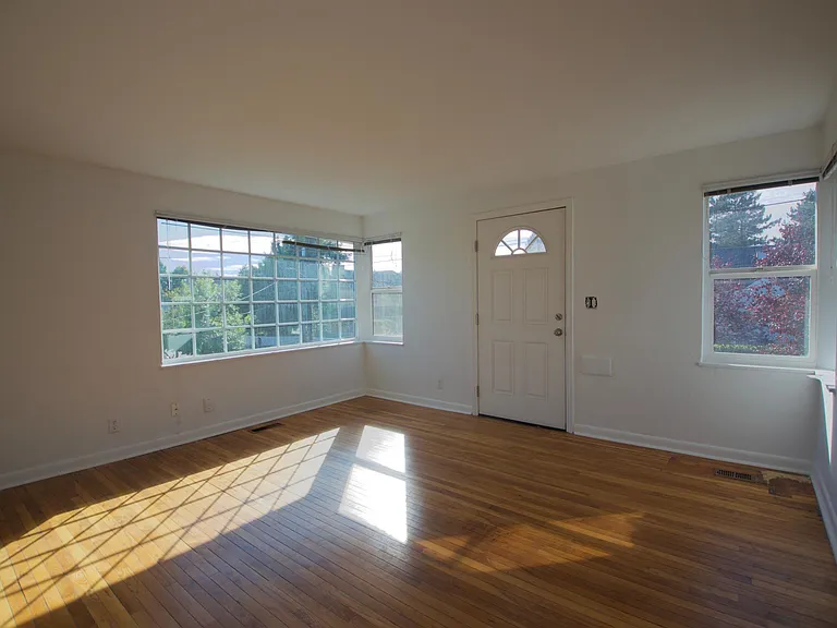 7616 Fremont Ave N — Photo 3