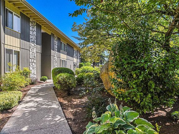 Walkway River Cliff Apartments Milwaukie Oregon