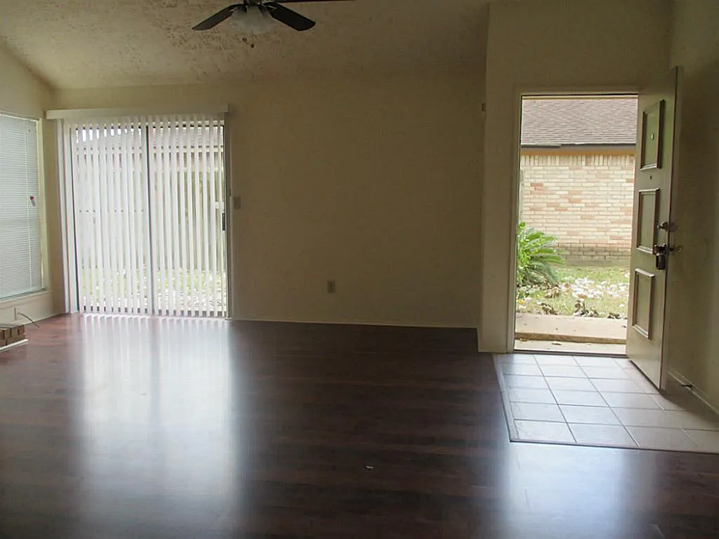3 bed, 2.0 bath, 1390 sqft, $1,799 — Photo 4