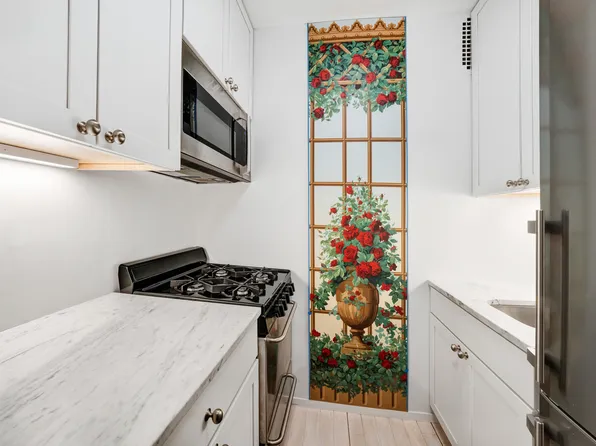 345 East 52nd Street image 3 of 5