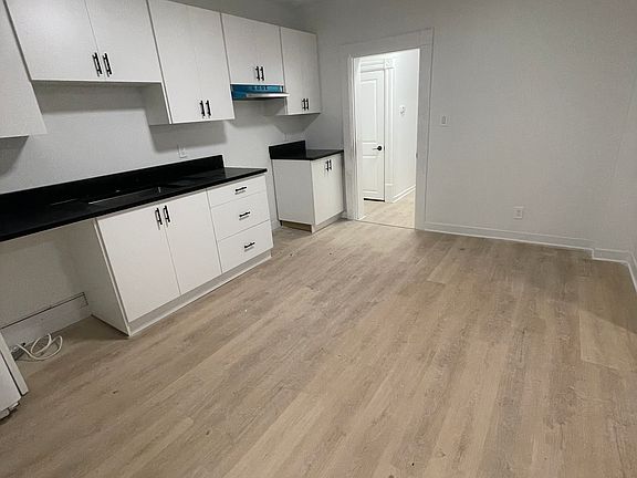 4th image of 552 Bay St #1