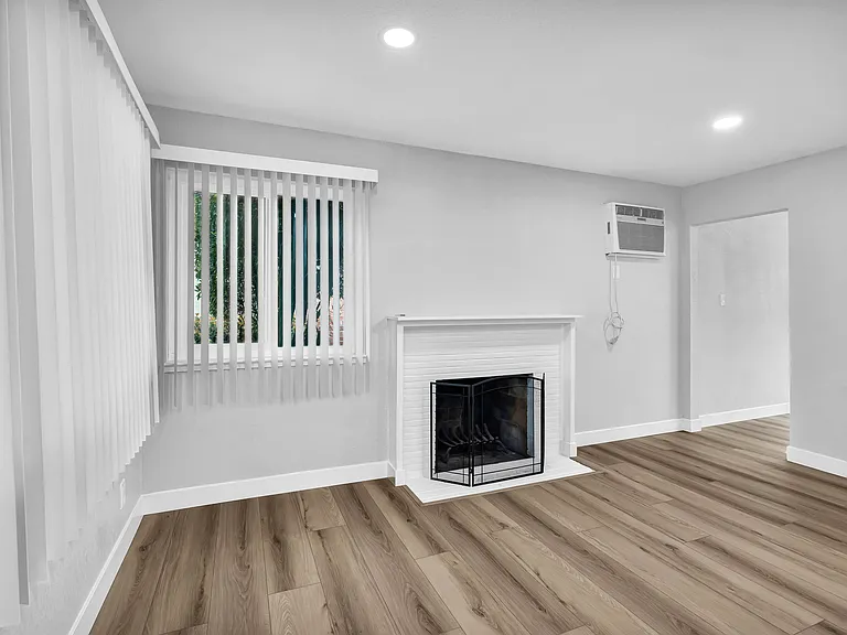 El Camino Duplexes — Photo 9