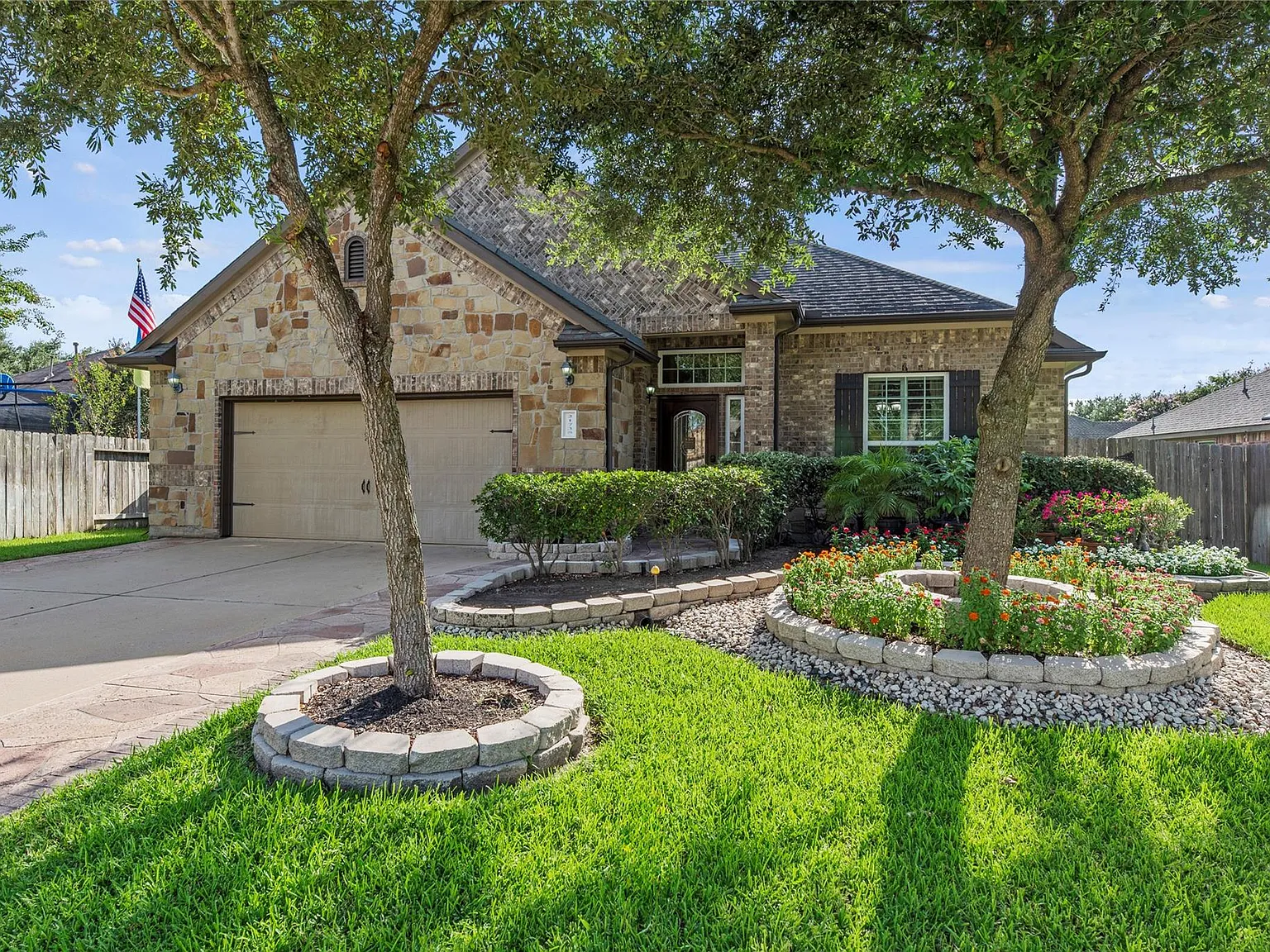 4 bed, 2.5 bath, 3286 sqft, $2,900 — Photo 3