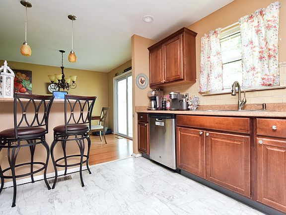 3rd image of 210 Bentwood Dr