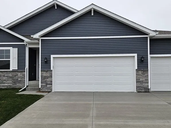 716 E Goldfinch Dr, Tiffin, IA 52340