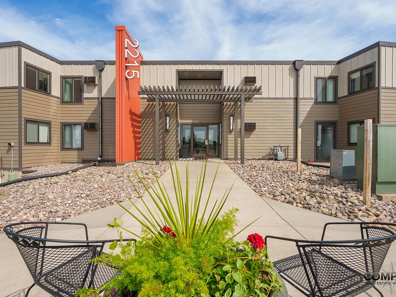 2215 - Westwinds Apartments — Photo 2