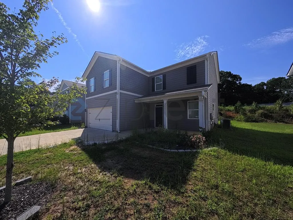 4 bed, 2.5 bath, 2100 sqft, $2,285 — Photo 3