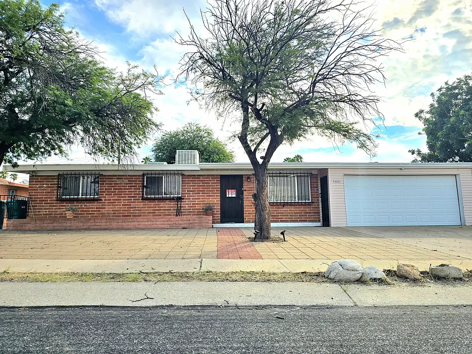 4826 N Los Altos Pl